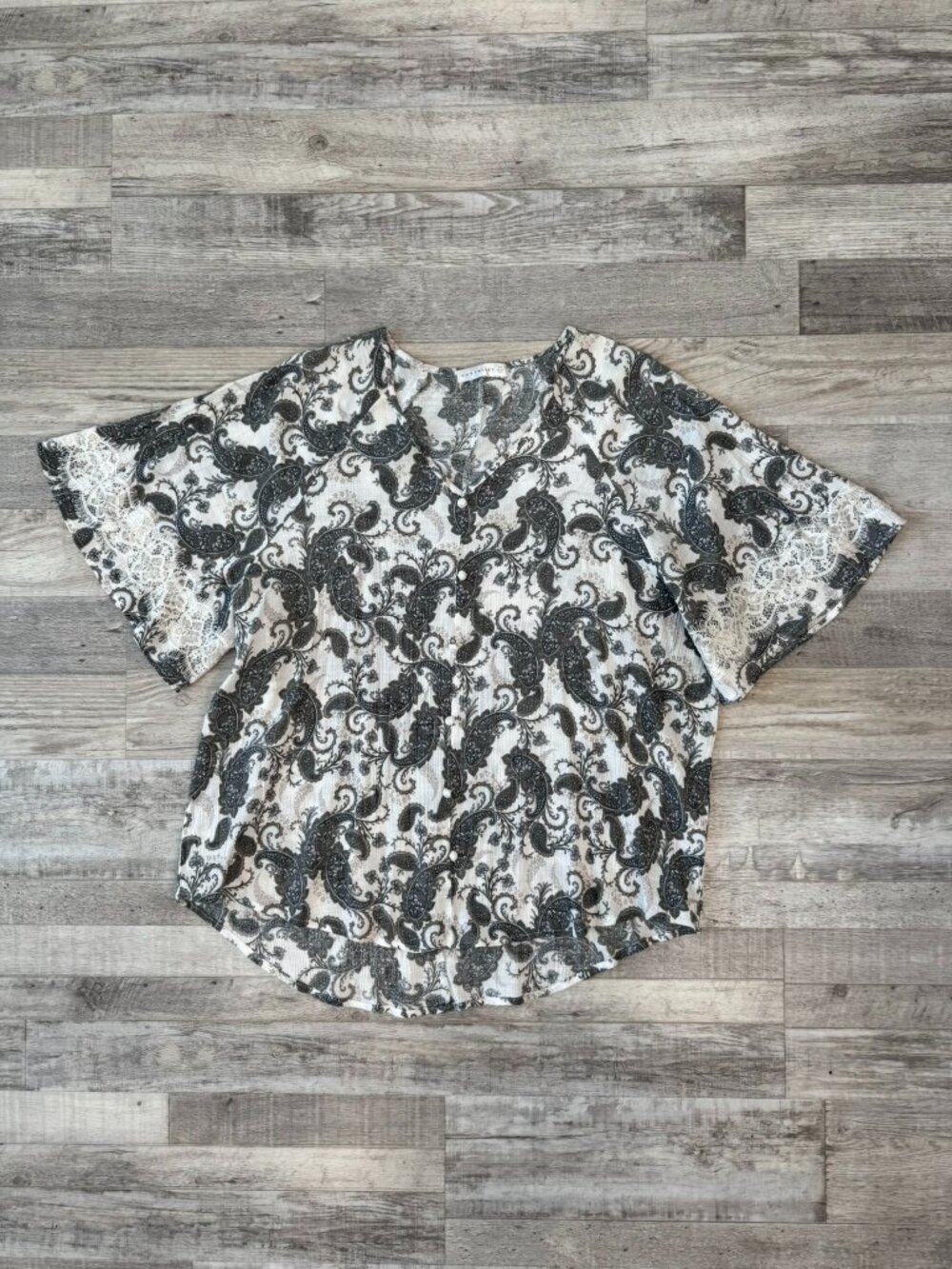 Retrology White Grey Paisley Lightweight Flutter Sleeve Blouse Size 2X K40